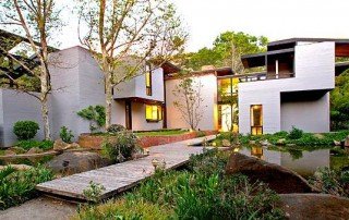 Contemporary home exterior and landscaped courtyard in Escondido.